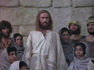 Ježíš mezi prostými lidmi v chrámu